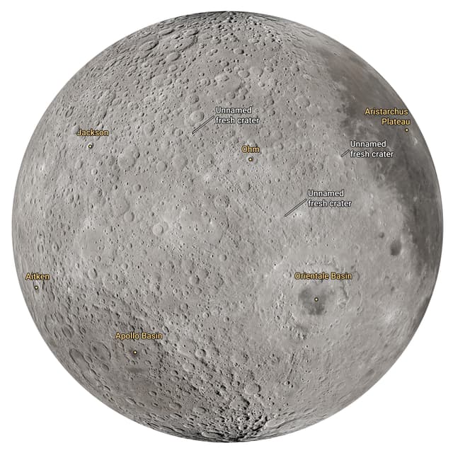 הצד הרחוק של הירח עם סימונים — כפי שצולם על ידי הלוויין של NASA